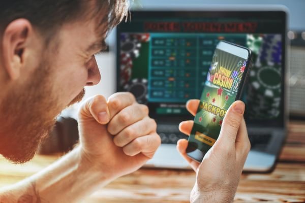 Ilustrasi enkripsi data keamanan transaksi pembayaran digital antarmuka platform hiburan